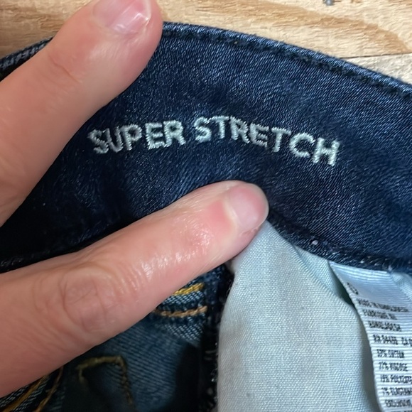 American Eagle Outfitters size 0 Super Stretch Dark Wash Low-rise Denim Shorts - Picture 10 of 11